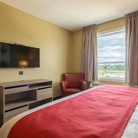 מלון Super 8 By Wyndham Mont Laurier מראה חיצוני תמונה
