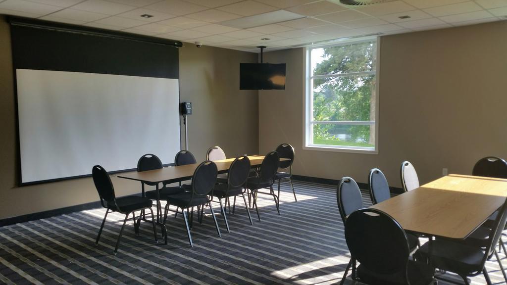 מלון Super 8 By Wyndham Mont Laurier מראה חיצוני תמונה
