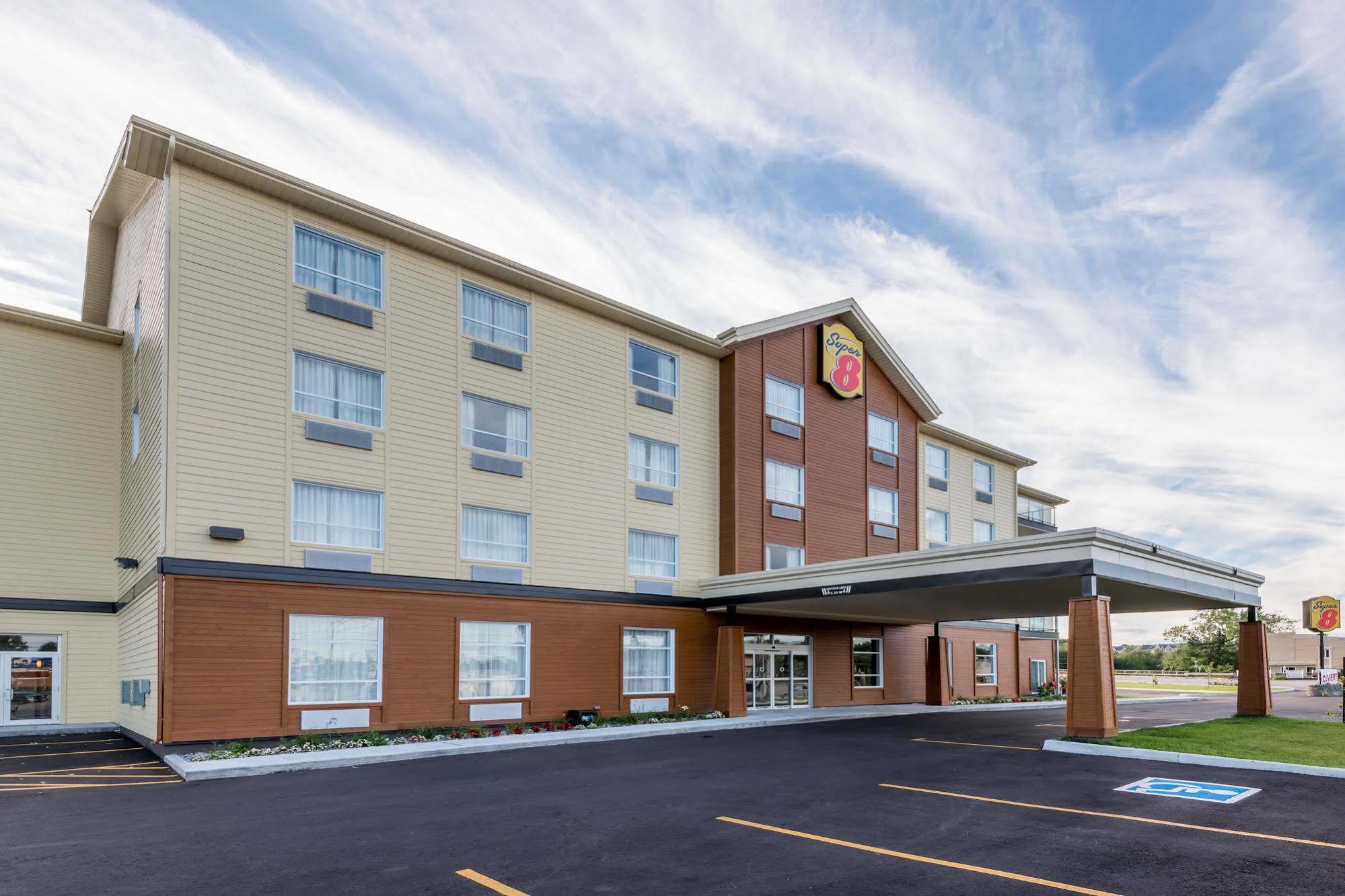 מלון Super 8 By Wyndham Mont Laurier מראה חיצוני תמונה