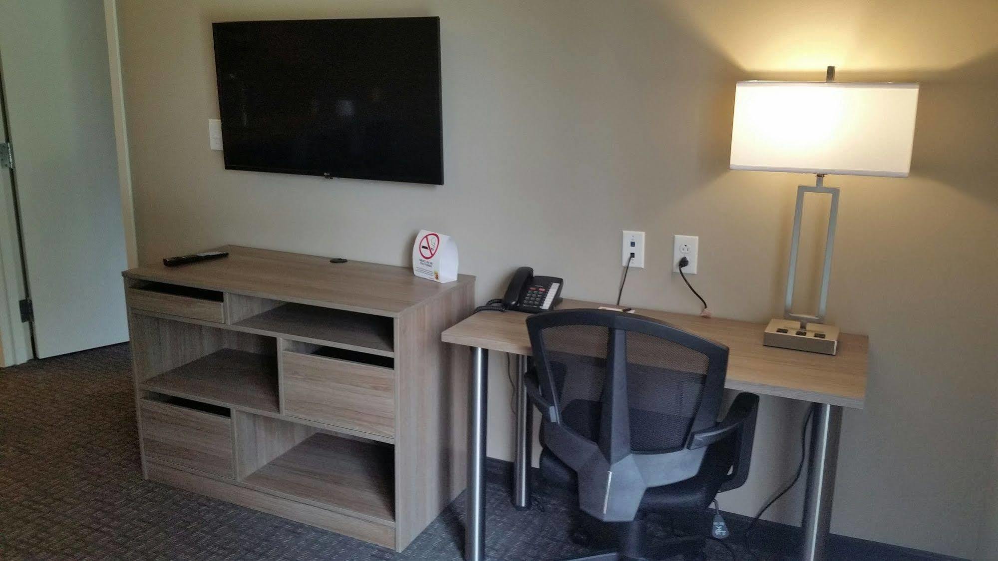 מלון Super 8 By Wyndham Mont Laurier מראה חיצוני תמונה